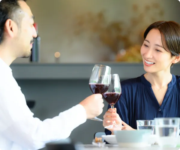 画像:乾杯する二人